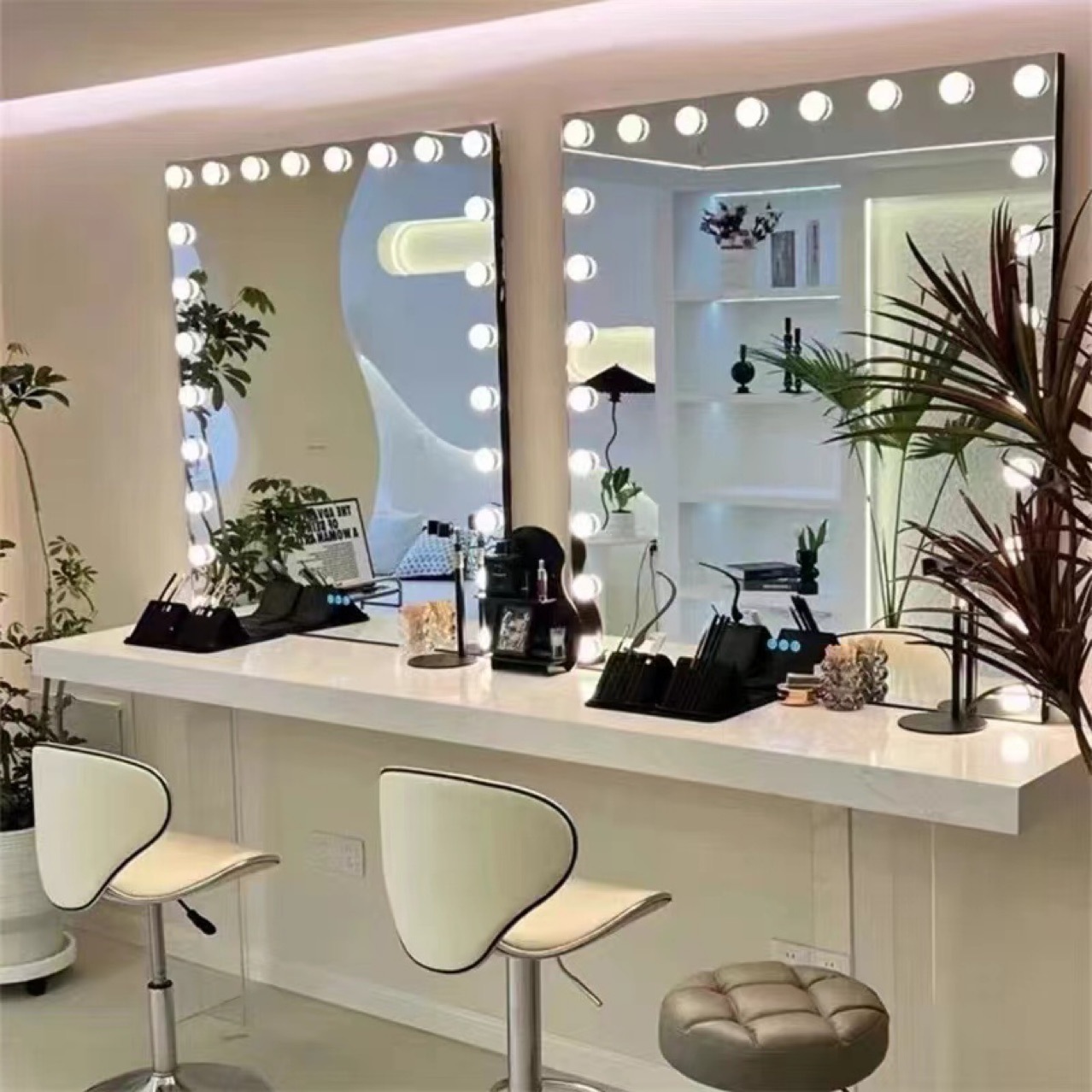 Makeup Vanity Table with Lamp  - Beauty And Makeup Studio incelemesi ve fiyatı